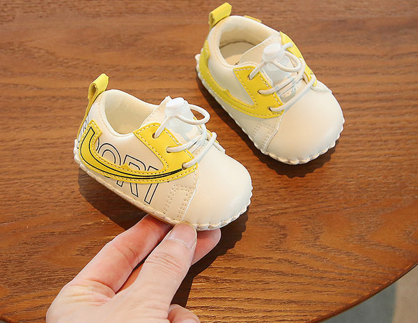 Zīdaiņu apavi no eko ādas ar uzrakstiem un šņorēm