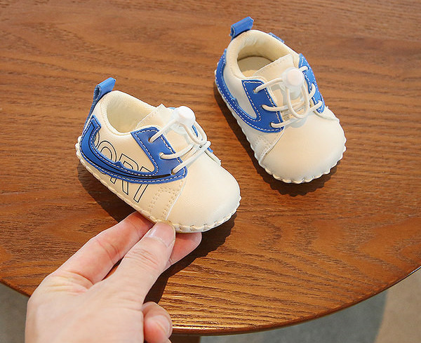 Zīdaiņu apavi no eko ādas ar uzrakstiem un šņorēm