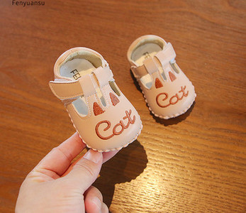 Βρεφικά παπούτσια με επιγραφή και κούμπωμα velcro