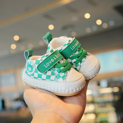 Bērnu apavi ar uzrakstu