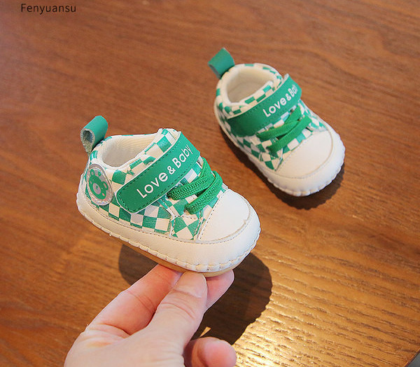 Bērnu apavi ar uzrakstu