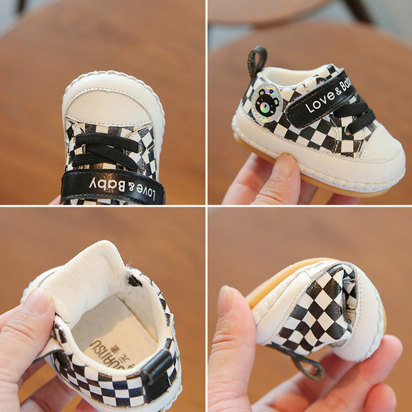 Bērnu apavi ar uzrakstu