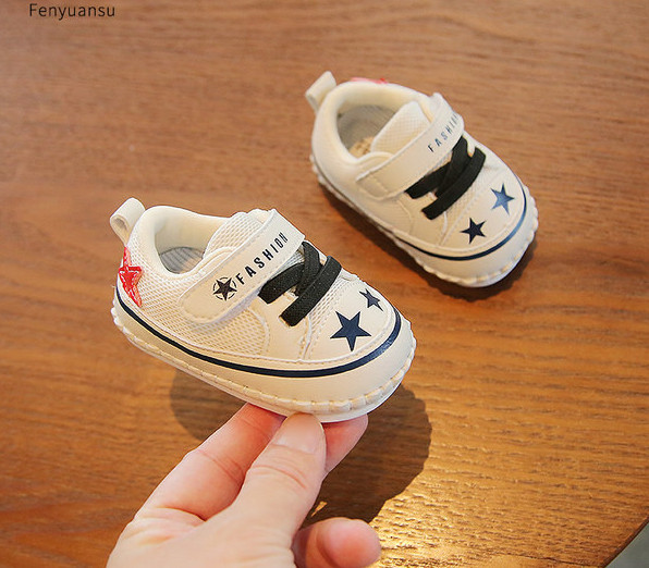 Bērnu apavi ar šņorēm un apdruku