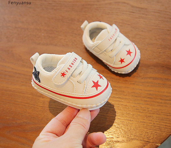 Bērnu apavi ar šņorēm un apdruku