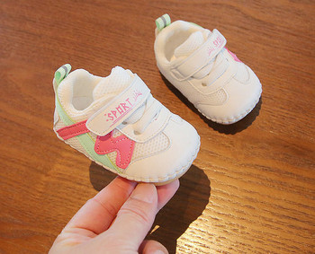 Бебешки обувки от дишаща материя с надпис и велкро лепенки
