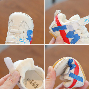Бебешки обувки от дишаща материя с надпис и велкро лепенки
