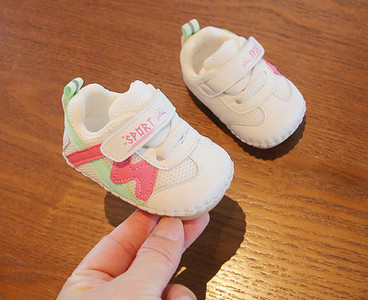 Βρεφικά παπούτσια από αναπνεύσιμο ύφασμα με επιγραφή και μπαλώματα velcro