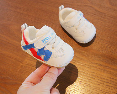 Βρεφικά παπούτσια από αναπνεύσιμο ύφασμα με επιγραφή και μπαλώματα velcro
