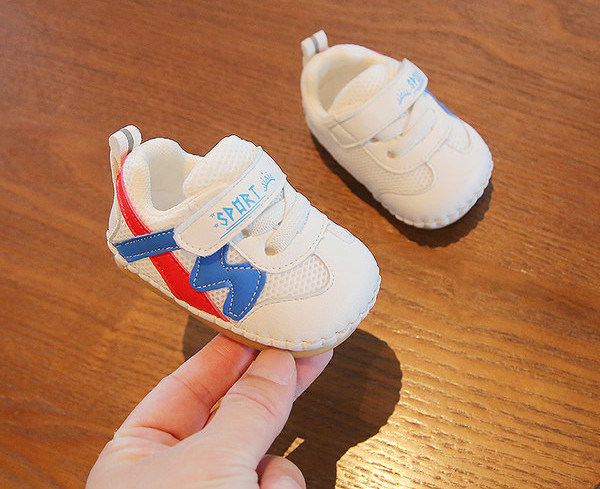 Βρεφικά παπούτσια από αναπνεύσιμο ύφασμα με επιγραφή και μπαλώματα velcro