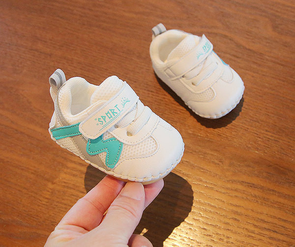 Βρεφικά παπούτσια από αναπνεύσιμο ύφασμα με επιγραφή και μπαλώματα velcro