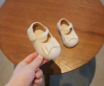 Μοντέρνα παιδικά παπούτσια με κορδέλα για κορίτσια