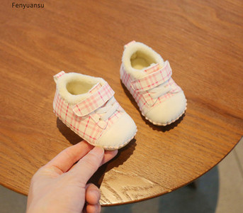 Kockás babacipő tépőzárral