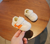 Alkalmi gyerek tornacipő pehely béléssel