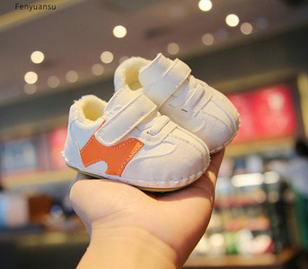 Alkalmi gyerek tornacipő pehely béléssel