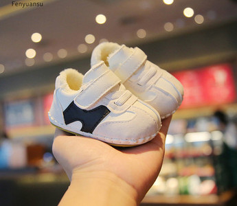 Alkalmi gyerek tornacipő pehely béléssel