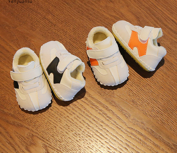 Alkalmi gyerek tornacipő pehely béléssel