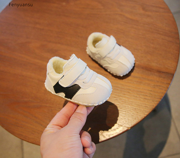 Alkalmi gyerek tornacipő pehely béléssel