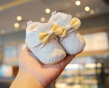 Χειμερινά παιδικά παπούτσια από οικολογικό δέρμα με μπαλώματα velcro και κορδέλα