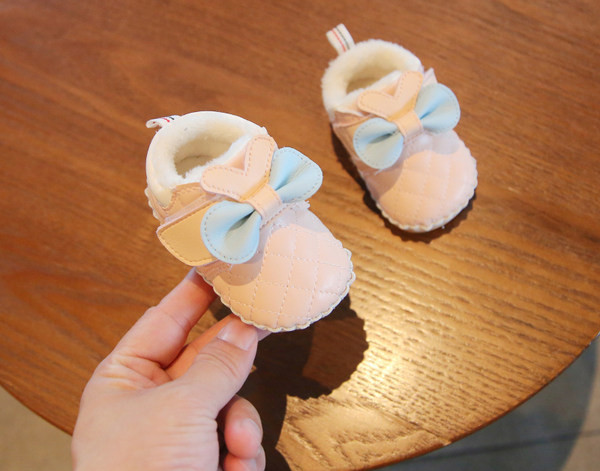 Χειμερινά παιδικά παπούτσια από οικολογικό δέρμα με μπαλώματα velcro και κορδέλα