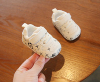 Öko bőrből készült babacipő tépőzáras foltokkal és fűzőkkel