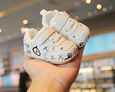 Öko bőrből készült babacipő tépőzáras foltokkal és fűzőkkel