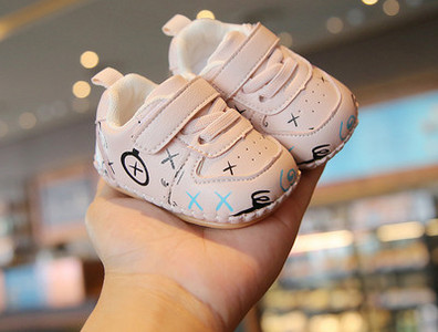 Öko bőrből készült babacipő tépőzáras foltokkal és fűzőkkel