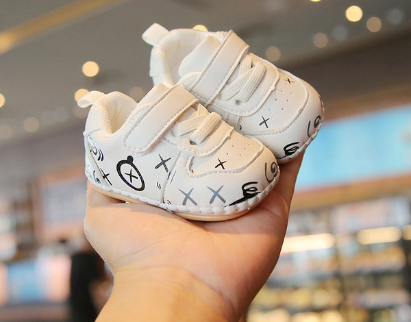 Öko bőrből készült babacipő tépőzáras foltokkal és fűzőkkel