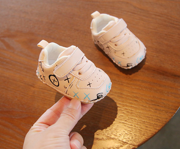 Öko bőrből készült babacipő tépőzáras foltokkal és fűzőkkel