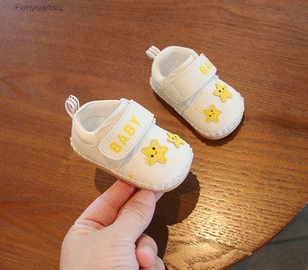 Βρεφικά παπούτσια  με επιγραφή και στάμπα