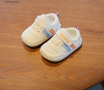 Μωρό που αναπνέει - παπούτσια με επιγραφή