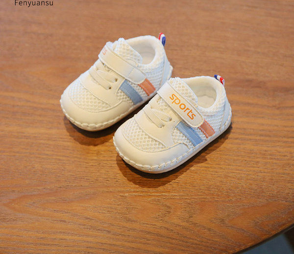 Μωρό που αναπνέει - παπούτσια με επιγραφή