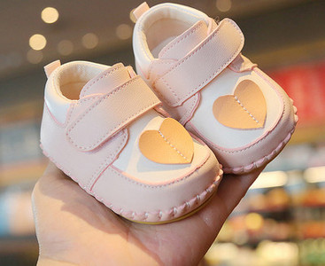 Βρεφικά παπούτσια από οικολογικό δέρμα με τρισδιάστατο στοιχείο