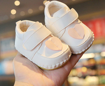 Βρεφικά παπούτσια από οικολογικό δέρμα με τρισδιάστατο στοιχείο