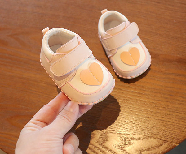 Βρεφικά παπούτσια από οικολογικό δέρμα με τρισδιάστατο στοιχείο