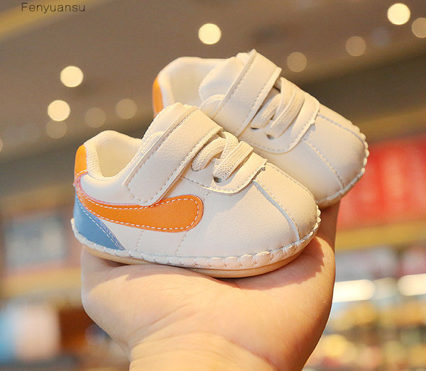 Βρεφικά δερμάτινα παπούτσια με κούμπωμα velcro