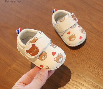 Βρεφικά παπούτσια με στάμπα αρκούδας και κούμπωμα με velcro