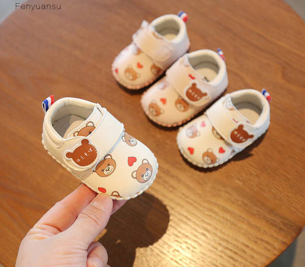 Βρεφικά παπούτσια με στάμπα αρκούδας και κούμπωμα με velcro