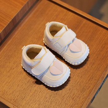 Есенно-зимни бебешки обувки с бродерия сърце