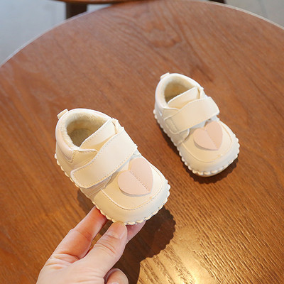 Βρεφικά παπούτσια φθινοπώρου-χειμώνα με κέντημα καρδιάς