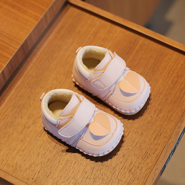 Βρεφικά παπούτσια φθινοπώρου-χειμώνα με κέντημα καρδιάς