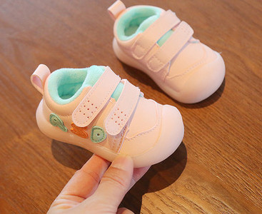 Βρεφικά παπούτσια από οικολογικό δέρμα με μπαλώματα velcro και επιγραφή