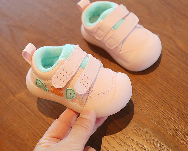 Βρεφικά παπούτσια από οικολογικό δέρμα με μπαλώματα velcro και επιγραφή