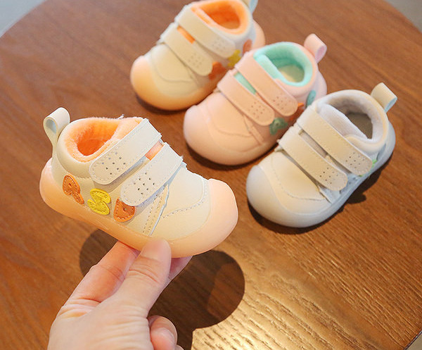 Βρεφικά παπούτσια από οικολογικό δέρμα με μπαλώματα velcro και επιγραφή