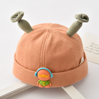 Bērnu cepure ar ausīm un izšuvumiem
