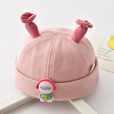 Bērnu cepure ar ausīm un izšuvumiem