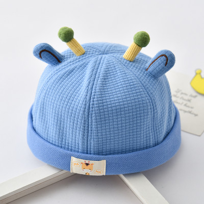 Bērnu cepure ar ausīm un izšuvumiem