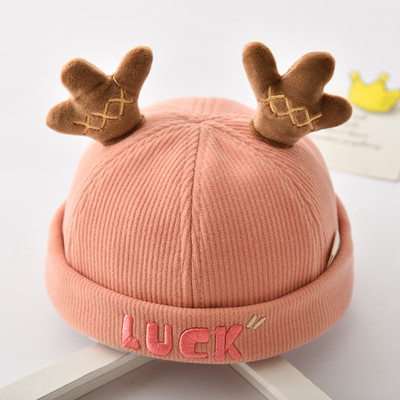 Bērnu cepure ar ausīm un izšuvumiem