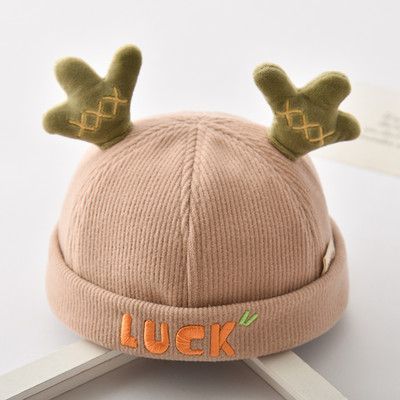 Bērnu cepure ar ausīm un izšuvumiem