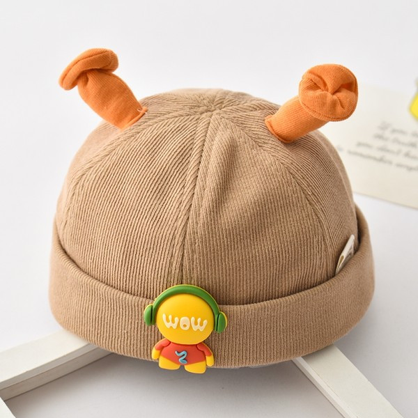 Bērnu cepure ar ausīm un izšuvumiem