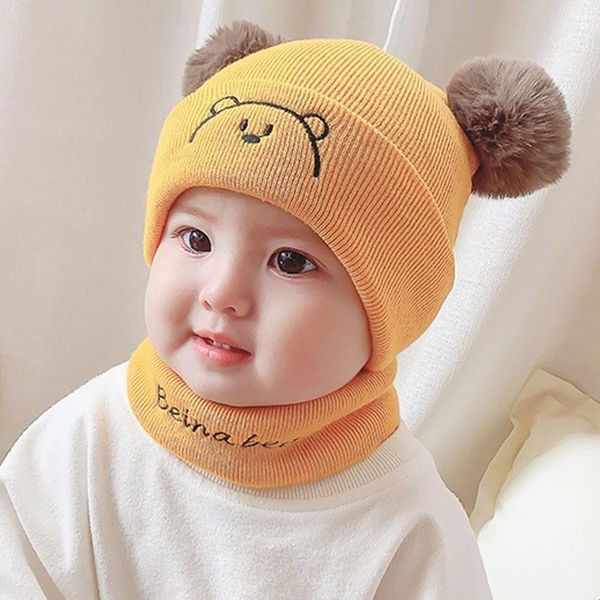 Žieminė kūdikio kepurė-šalikas su išsiuvinėtomis raidėmis